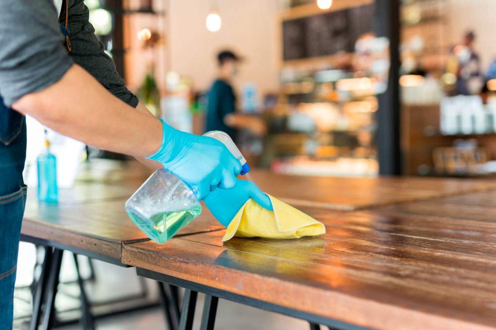 Empresa de limpieza por horas en Murcia limpiando mesa